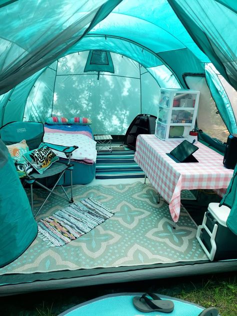 Cute Tent Set Up, Camp Set Up Ideas Campsite, Tent Living Full Time, Glamping Tent Interior Ideas, Glamping Tent Ideas, Tent Set Up Ideas Inside, Tent Set Up Ideas, Girly Camping, Festival Camping Setup