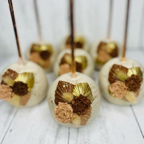 Boho Candy Apples, Boho Chocolate Covered Strawberries, Wedding Candy Apples, Chocolate Covered Pineapple, Chocolate Covered Apples, Chocolate Apples, Thanksgiving Friendsgiving, Strawberry Baby, Covered Pretzels