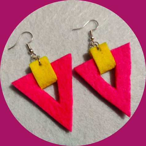 Felt Jewelry Holder, Felt Sheet Art, Diy Felt Earrings, Felt Jewelry Diy, Felt Sheet Crafts Ideas, Diy Yarn Earrings, Felt Jewellery, Diy Macrame Earrings, Felt Earrings