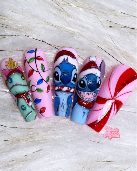 Christmas Character Nail Designs, Eeyore Christmas Nails, Stitch Nails Christmas, Lilo And Stitch Christmas Nails, Christmas Cartoon Nails, Character Christmas Nails, Christmas Stitch Nails, Stitch Christmas Nails, Cartoon Christmas Nails