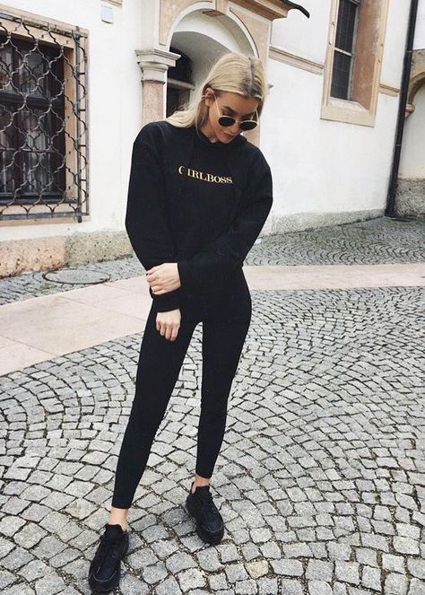 All black casual look, with #girlboss sweater and black leggings. Black Sneakers Outfit, Look Legging, Look Office, Woman In Black, Foto Tips, Neue Outfits, Looks Black, Ținută Casual, Pinterest Fashion