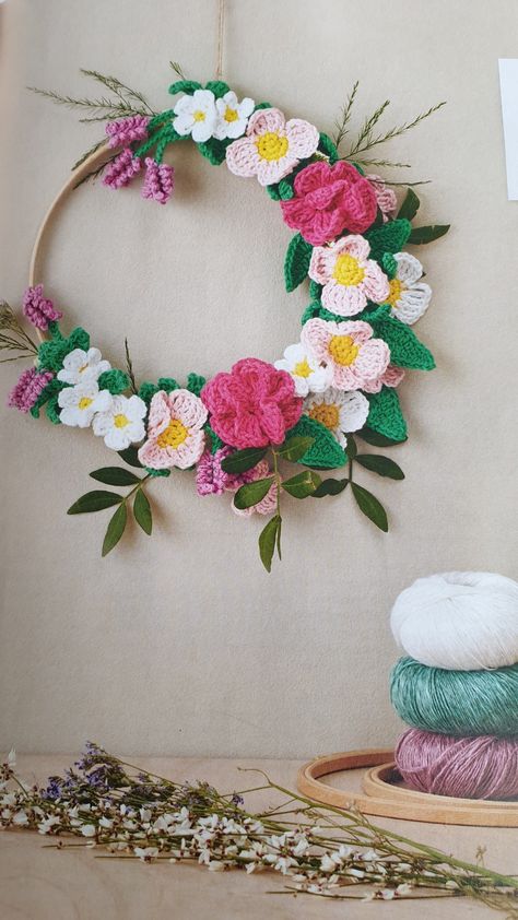 Crochet Wall Decor, Crochet Wreath Pattern, Crochet Wall Art, Crochet Garden, Crochet Wreath, Simply Crochet, Crochet Wall Hangings, Crochet Plant, Crochet Decoration