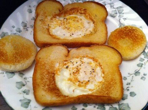 Bread With Egg In Middle, Toast With Egg In The Middle, Egg In The Hole, Continental Recipes, Eggs In Bread, Classic Italian Pasta, Fried Egg Sandwich, French Delicacies, Egg In A Hole