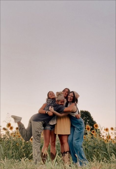 Mother Day Photo, Pose Friends, Aesthetic Mother, Sorority Photoshoot, Friends Pose, Gifts Aesthetic, Senior Photoshoot Poses, Group Picture Poses, Friendship Photography