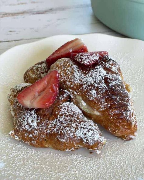 Strawberry Cheesecake Croissant French Toast Crossaint French Toast, Cheesecake Croissant, Strawberry Cheesecake French Toast, Cheesecake French Toast, Croissant French Toast, Cream Cheese Crescent Rolls, Croissant Breakfast, Croissant Recipe, French Toast Breakfast