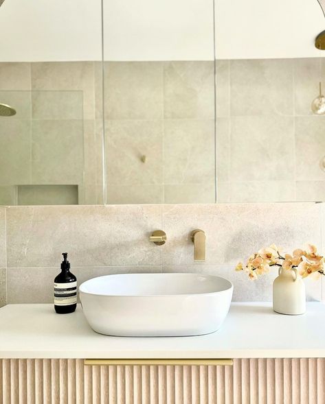 For those looking to express their personality while keeping the space minimalist, this is the ideal choice. The soft sheen of the brushed gold tapware and hardware brings warmth and a sense of luxury, perfectly complementing the tones of the tiles and vanity. Ready to add a golden touch to your space? Thanks for sharing @eliabathrooms #NeroTapware #interiordesign #interior #interiors #renovation #decorative #homedeco #bathroomreno #bathroomdesign #interiordesign #interior #interiordesigne... Gold Tapware, Thanks For Sharing, Bathroom Renos, The Space, Home Deco, Bathroom Design, Sense, Vanity, Bring It On