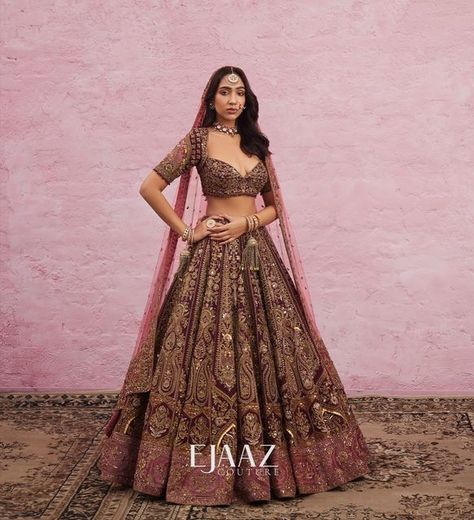 Bridal Blouse Front Neck Designs Latest, Ejaazcouture Lehenga Bridal, Rose Gold Bridal Lehenga, Most Beautiful Lehenga, Indian Lehngas, Indian Wedding Looks, Reception Lehenga Bridal, Indian Bridal Reception Outfit, Traditional Bridal Lehenga