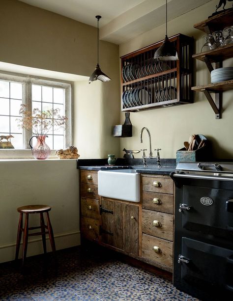 A Quintessential English Country Decor Guide English Country Bathroom, Reclaimed Kitchen, Cotswolds Cottage, English Country Decor, English Decor, English Country Style, Casa Country, Reclaimed Timber, Inviting Home