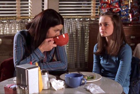 Gilmore Girls Coffee, Diner Aesthetic, Gilmore Girls Fashion, Lane Kim, Gilmore Girls Luke, Lukes Diner, Gilmore Girls Outfits, Team Logan, Lauren Graham