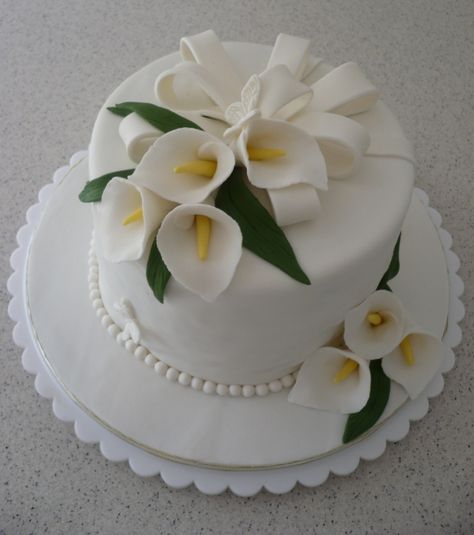 cally lilly cakes | Calla lily cake for a wedding gift/hantaran Calla Lily Wedding Cake, Calla Lily Cake, Lily Cake, Pie Decoration, New Birthday Cake, Rainbow Birthday Cake, Cake Decorating With Fondant, Chocolate Cake Decoration, Creative Cake Decorating