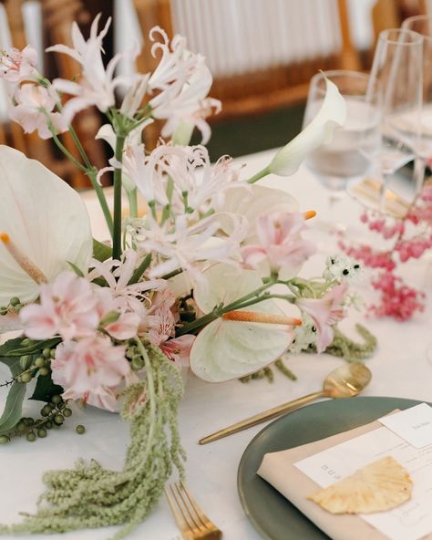 SF Bay Area Florist | Cindy | From a year ago celebrating J & W– Dinner in a tropical garden🍍🌿 Design & Planning @bylara.design.planning Photo & Video… | Instagram Hawaii Wedding Table Decor, Hawaii Wedding Flowers, Tropical Garden Design, Tropical Wedding Flowers, Vintage Hawaii, Floral Studio, Oahu Hawaii, Hawaii Wedding, Wedding Florals