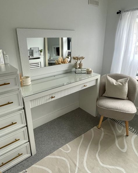 Diy Ikea Makeup Vanity, Ikea Malm Vanity Ideas, Malm Ikea Dresser, Ikea Vanity Ideas, Ikea Vanity Hack, Dressing Table Hacks, Ikea Vanity Table, Malm Dresser Hack, L Shaped Vanity