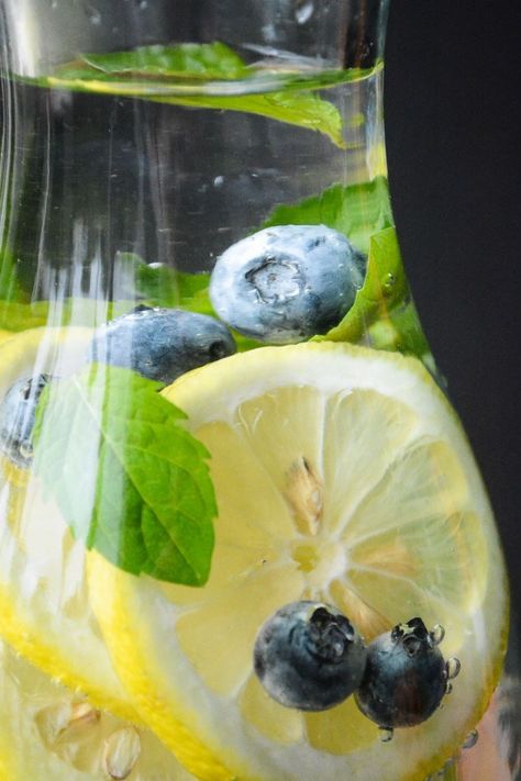 water infused with lemon, blueberry and mint Healthy Infused Water, Mint Infused Water, Cucumber Detox Water, Infused Waters, The View From Great Island, Blueberry Mint, Mint Water, Lemon Diet, Cucumber Water