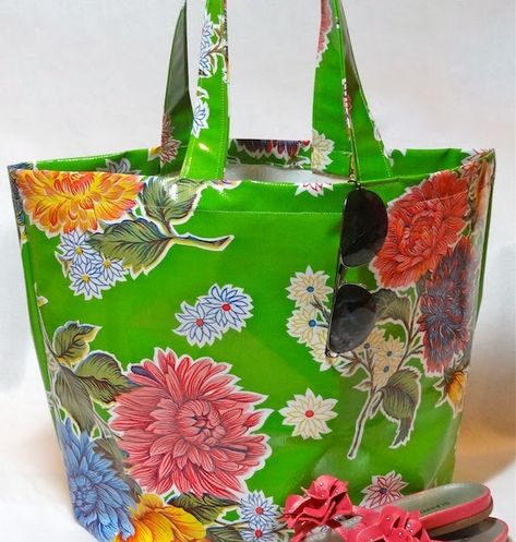 You may not be able to put this bag to use on the beach right away, but in the mean time, you can use it to store your cold weather knitting and ... Oilcloth Bags, Oil Cloth Tote, Pochette Diy, Oil Cloth Bags, Tote Tutorial, Tote Bag Tutorial, Tutorial Ideas, Clear Pictures, Bag Tutorial