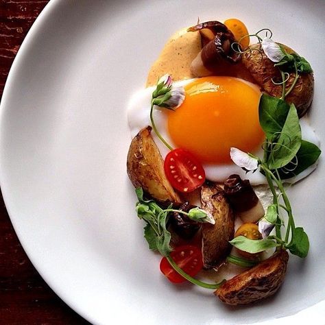 Roasted potato, shaved mushrooms, cherry tomatoes, fried egg Breakfast Plate Presentation, Breakfast Menu Ideas, Plated Breakfast, Fine Dining Plating, Breakfast Presentation, Food Presentation Plates, Lunch Saludable, Gourmet Food Plating, Plate Presentation