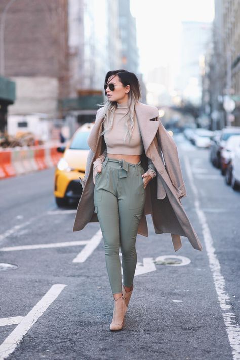 31 Winter Date-Night Outfit Ideas: Style a crop top with high waisted trousers and cute ankle boots Night Outfits Winter, Winter Date Outfits, Winter Date Night Outfits, Elegante Casual, Dinner Outfits, Green Pants, Date Outfits, 가을 패션, Mode Vintage