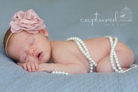 Lovely Photo Bb, Foto Newborn, Baby Fotografie, Newborn Photography Poses, Baby Sleep Problems, Baby Poses, Newborn Poses, Foto Baby, Newborn Shoot