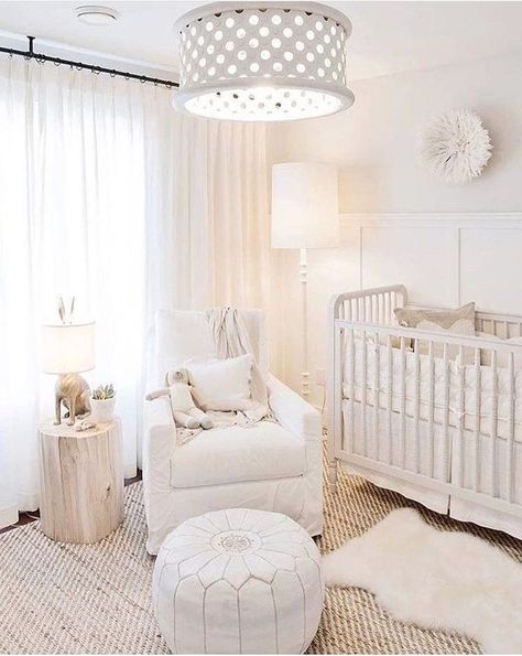 The most trendy nurseries to have in your home to your baby feel special. Visit circu.net to see more Neutral Nursery Rooms, Baby Nursery Inspiration, Baby Room Themes, Girl Nursery Room, Nursery Room Design, Baby Room Inspiration, White Nursery, Baby Room Design, Nursery Baby Room