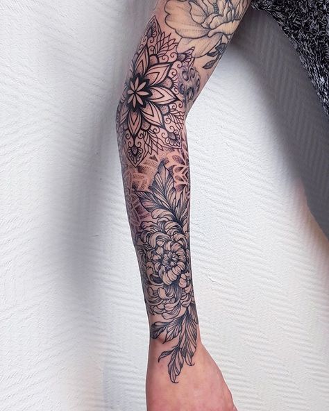 Chrysanthemum Mandala Tattoo, Dotwork Tattoo Mandala Dots, Dotwork Tattoo Mandala, Dot Work Mandala, Mandela Tattoo, 2024 Tattoo, Line Work Tattoo, Dot Work Tattoo, Mandala Dots