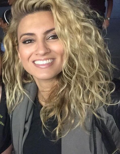 tori kelly Kelly Kapowski Hair Tutorial, Tori Kelly Christmas, Hilarie Burton Curly Hair, Tori Kelly Wallpaper, Tori Kelly Curly Hair, Tori Kelly Hair, Hair Affirmations, Hair Ideas Blonde, Perm Ideas