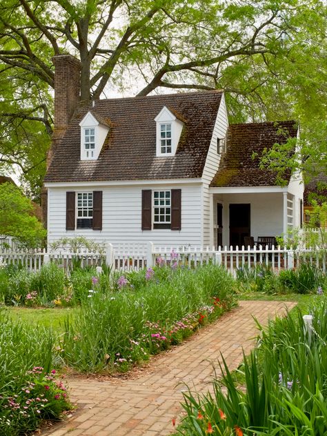 Colonial cottage and garden in historic Colonial Williamsburg. #cottagecore #cottage #cottagedecor #aesthetic #colonial #historical #garden Williamsburg Virginia Aesthetic, Colonial America Aesthetic, Vintage Colonial House, Colonial Style Exterior, Small Colonial House, Colonial Curb Appeal, Cottage Courtyard, Colonial House Exterior, Colonial Aesthetic