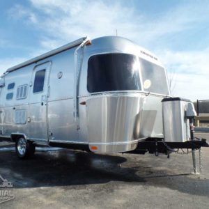 Air Stream Campers, Airstream Campers For Sale, Vintage Trailers For Sale, Camper Organization Travel Trailers, Airstream Caravans, Travel Trailer Organization, Best Travel Trailers, Travel Trailer Decor, Airstream Travel