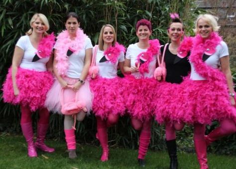 DIY Flamingo Costume» Ideas & Easy Tutorial | maskerix.com M&m Costume, Flamingo Halloween Costume, Raven Costume, Parrot Costume, Flamingo Costume, Diy Carnival, Diy Kostüm, Flamingo Party, Group Costumes