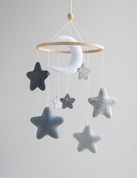 Baby Boy Nursery Stars, Celestial Nursery, Moon Stars Nursery, Star Themed Nursery, Night Nursery, Gold Nursery Decor, Felt Templates, Star Baby Shower Theme, Stars Baby Mobile