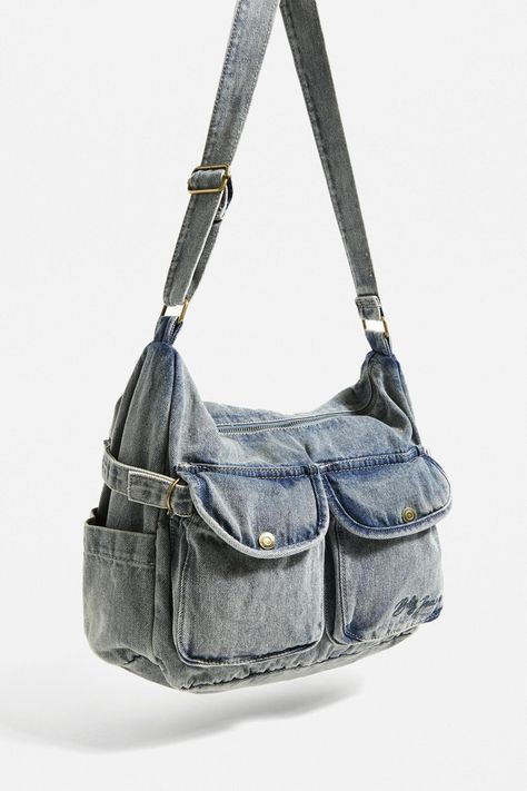 Jean Crossbody Bag, Urban Outfitters Denim Bag, Mochila Jeans, Recycled Jeans Bag, My Style Bags, Jean Purse, Diy Clothes Design, Recycled Jeans, Denim Tote Bags