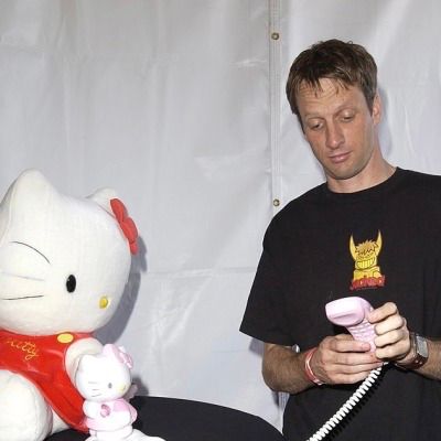 Guy With Hello Kitty, Hello Kitty Boy, Tony Hawk Skateboard, Pop Punk Aesthetic, Tempura Prawns, 2000s Boys, Hello Kitty Phone, Skate Punk, Kids Choice Awards