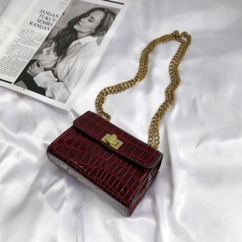 Tiny maroon crossbody bag chain. Ladies Designer Handbags, Trendy Bags, Number 0, Quality Handbags, Stone Pattern, Bags Fashion, Nike Lebron, Mini Crossbody Bag, Shoulder Messenger Bag