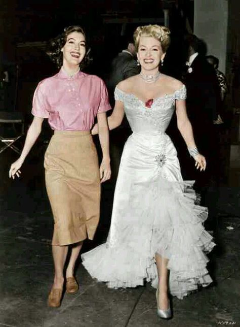 Ava Gardner and Lana Turner- what a fabulous pair! I don't know who's more beautiful! Ava Gardener, Klasik Hollywood, Merry Widow, Diana Dors, Robes Glamour, Lana Turner, Hollywood Vintage, Gentlemen Prefer Blondes, Vivien Leigh