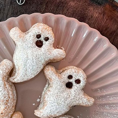 Yukiko Tanzi on Instagram: "Easy Nutella puff pastry ghosts 👻🩷 These cuties are so easy to make! You can also use vegan puff pastry and hazelnut filling for dairy free. All you need is: 1 sheet puff pastry of choice (homemade or store bought) 3 tbsp hazelnut and chocolate spread (such as Nutella,Nocciolata, Bonne Maman) Some milk to brush Powdered sugar Instructions Roll out puff pastry sheet and use a large cutter to cut out ghost shapes. Using a small round cutter (such as a piping tip Ghost Puff Pastry, Puff Pastry Ghosts, Puff Pastry Cutouts, Nutella Pastry, Vegan Puff Pastry, Nutella Puff Pastry, Hazelnut Filling, Piping Tip, Chocolate Spread