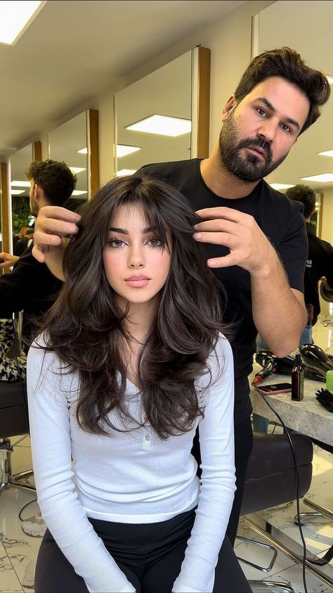 Thicker Looking Haircut, Lots Of Layered Hair Medium, Viral Haircut Women, Long Hair Bangs Side Part, Haircuts For Medium Black Hair, Hair Cut Ideas Medium Length, Blown Out Layered Hair, Haircuts For Latinas, Dark Brown Hair With Side Bangs