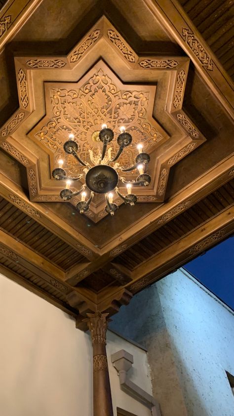 Vintage False Ceiling Design, Arabic Ceiling Design, Veneer Ceiling Design Pattern, Classical Wooden Ceiling, Arabic False Ceiling Designs, Wooden Ceiling Design, Luxury Ceiling Design, New Ceiling Design, Ceiling Detail