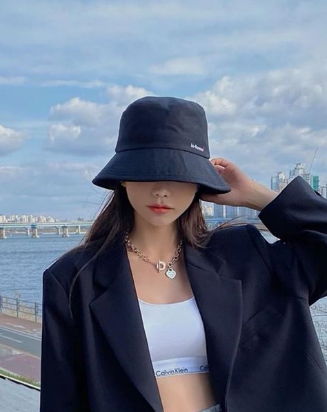 Korean Bucket Hat Outfit, Cute Bucket Hat Outfits, Bucket Hat Outfits, Bucket Hat Aesthetic, Bucket Hat Looks, Kfashion Ulzzang, Outfits Minimal, Grunge Tops, Fashion Aesthetic Outfits