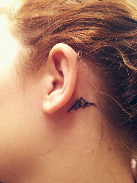 Mountain behind the ear tattoo, small tattoo, ear tatto, mountain tattoo Tree Behind Ear Tattoo, Tattoo Ear, Small Mountain Tattoo, Berg Tattoo, Behind The Ear Tattoo, Small Tattoos With Meaning, Small Wrist Tattoos, Cute Small Tattoos, Mountain Tattoo