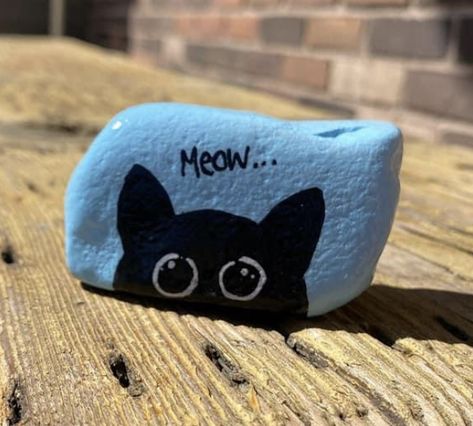 Cat Rock Painting Ideas, Rock Painting Cats Easy, Painted Cat Rocks Easy, Cat Memorial Painted Rocks, Cat And Dog Painted Rocks, Cat On Rock Painted Stones, Diy Rock Art, Painted Rock Animals, Happy Stones