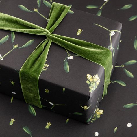 Eco Gift Wrapping, Christmas Weather, Black Wrapping Paper, Christmas Wrap, Christmas Gift Wrap, Christmas Menu, Eco Gifts, Christmas Greenery, Ribbon Wrap