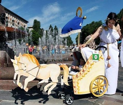 Carrito de bebé tuneado para Carnaval Stroller Halloween Costumes, Wagon Floats, Wagon Costume, Stroller Costume, Wheelchair Costumes, Bike Parade, One Horse Open Sleigh, Zoo Lights, Homecoming Parade