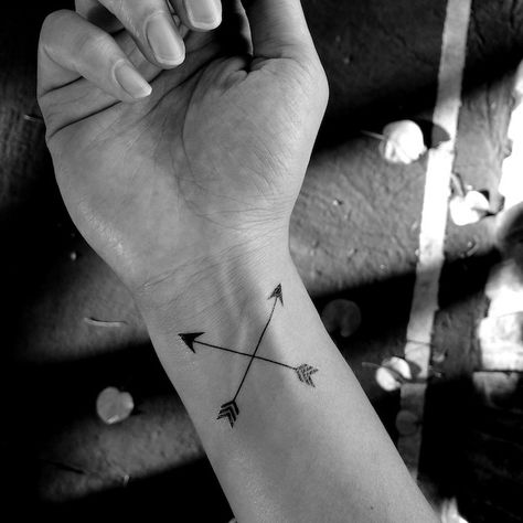 arrows-black-white-background-arm-chest-tattoos-for-females Arrows Crossing Tattoo, Cross Arrow Tattoo, Cross Wrist Tattoo, Crossed Arrow Tattoos, Cross Tattoo On Wrist, Unique Small Tattoo, Arrow Tattoo Design, Crossed Arrows, Girls Tattoo