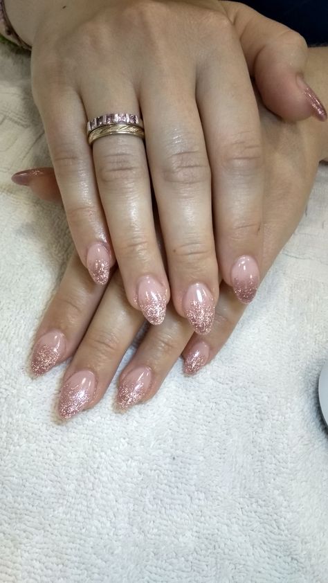 Beige And Rose Gold Nails, Champagne Rose Gold Nails, Maid Of Honour Nails, White Nails With Rose Gold, Pink And Rose Gold Nails, Nude And Rose Gold Nails, Quince Nails, Rose Gold Nails Design, Neat Nails