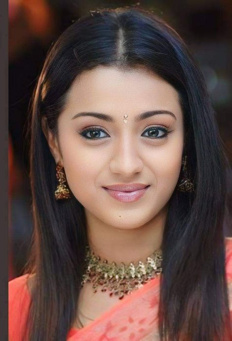 Trisha Wallpaper Blur, Iphone Wallpaper Blur, Trisha Krishnan, Malayalam Actress, Half Saree, Desi Beauty, Eye Black, Eye Color, Kerala