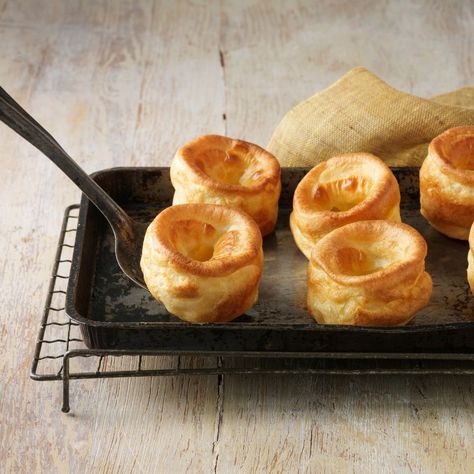 Beef dripping Yorkshire puddings on metal baking tray and wire rack Easy Yorkshire Pudding Recipe, How To Make Yorkshire Pudding, Yorkshire Pudding Batter, Yorkshire Pudding Recipe, Yorkshire Pudding Recipes, Yorkshire Puddings, Mary Berry Recipe, British Bake Off, Yorkshire Pudding