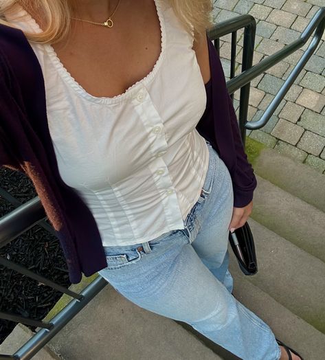 Brandy melville, brandy matilda tank, mango jeans, vibtage shoulder bag, new england aesthetic, coastal grandma, maine vibes Matilda Tank, Maine Vibes, Warmer Outfits, New England Aesthetic, Aesthetic Coastal, England Aesthetic, 2022 Aesthetic, Tank Outfit, Mango Jeans