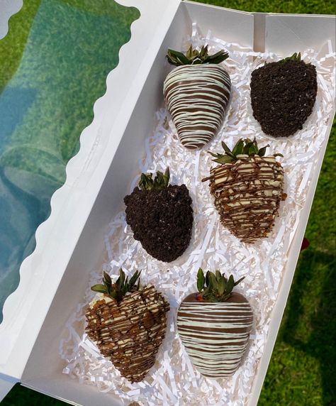 Oreo Chocolate Covered Strawberries, Oreo Chocolate Covered, Birthday Chocolate Covered Strawberries, Strawberries Ideas, Strawberry Oreos, Oreo Chocolate, Birthday Chocolate, Birthday Chocolates, Strawberry Dip