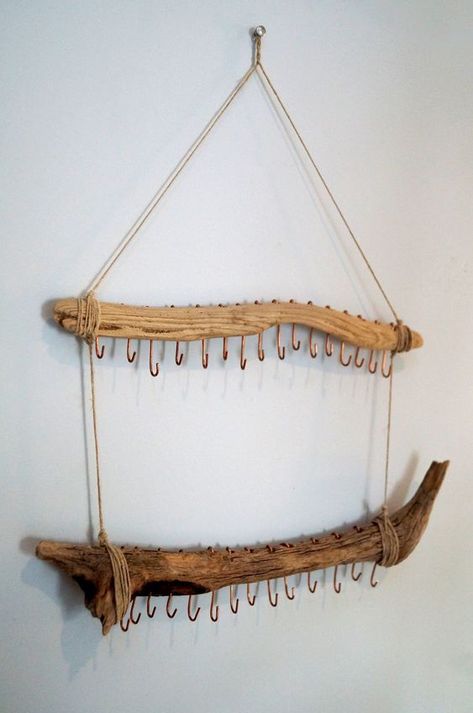 Jewelry wall hanger made with authentic driftwood found along the coast of New England. This piece features hand shaped copper wire hooks and hemp twine. Top tier has 16 hooks and measures approximately 9.2 inches Bottom tier has 14 hooks and measures approximately 10.2 inches The twine length between the two tiers is 6.5 inches Selling Jewelry Display, Jewelry Wall Hanger, Diy Jewelry Hanger, Beach Style Jewelry, Rustic Jewelry Display, Jewelry Shop Display, Branches Diy, Driftwood Art Diy, Driftwood Jewelry