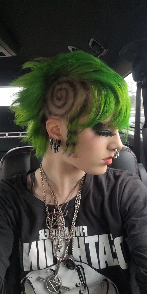 Weird Hairstyles Aesthetic, Punk Hair Dye Ideas, Dyed Buzzed Hair Women, Short Alternative Hair, Alt Hair Colors, Extremely Short Hair, Ugly Hairstyle, Crazy Hair Cuts, Alternative Hair Color Ideas