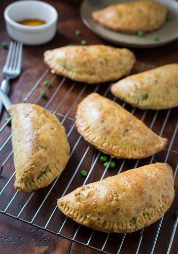 Beef Hand Pies, Savory Hand Pies Recipes, Curried Beef, Hamburger Pie, Curry Puffs, Pie Game, Dogs Eyes, Potatoes And Peas, Savoury Tarts