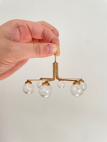 A brass modern pendant chandelier for my dollhouse that I made Dolls House Lights Diy, Miniature Dollhouse Lights Diy, Miniature Dollhouse Lighting Diy, Diy Dollhouse Lighting, Diy Dollhouse Lights, Miniature Lamp Diy, Diy Dollhouse Chandelier, Diy Mini Chandelier, Dollhouse Lighting Diy